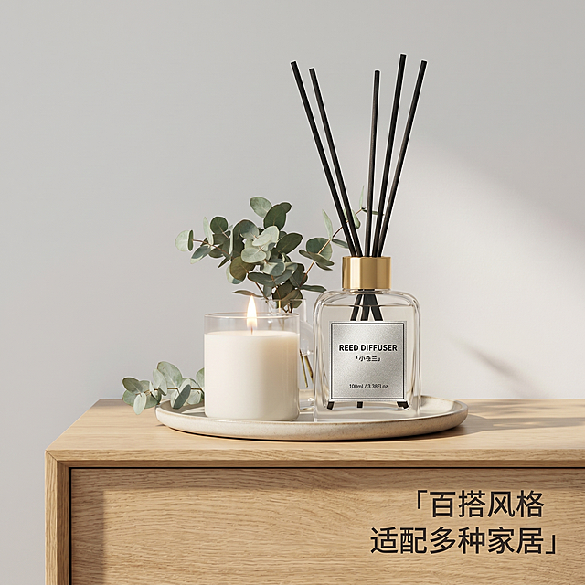 [主图-3] 小苍兰无火香薰风格搭配陈列图。[氛围风格] 温馨居家生活感，简约清新高级家居风，和首图保持同一背景空间、统一字体和光源方向。[画质] 商业摄影质感、光线柔和通透、产品清晰真实、画面干净高级。[元素] 小苍兰无火香薰和同风格软装摆件组合陈列在浅原木色餐边柜，搭配简约装饰托盘，旁边放置香薰蜡烛和一小束尤加利叶，背景浅灰色墙面，整体展示产品在家庭空间的搭配效果，保留原产品的REED DIFFUSER「小苍兰」100ml文字信息和瓶身外观，保持香薰瓶外观（物理结构、材质质感、颜色）与输入产品图绝对一致，杜绝任何变形和色差，精细化处理，商品主体占比65%，画面满屏无边框。[光影] 自然柔和侧窗光，午后氛围光影，整体光线统一，光影和首图保持一致方向。[配色] 主色原木浅色系，搭配透明玻璃瓶和黑色扩香棒，金色瓶盖点缀，尤加利叶绿色点缀，整体清新自然低饱和度配色。[视角构图] 平视视角，展示完整搭配组合，构图错落有层次。[文字版式] 右下角负空间右对齐标注「百搭风格 适配多种家居」，深灰色文字，字体大小适中，不遮挡产品主体。[比例分辨率] 1:1比例，2k分辨率，文字清晰锐利，超高清。[负向提示词] 变形，水印，文字错乱，产品图模糊，背景杂乱，深色背景，夸张配色。