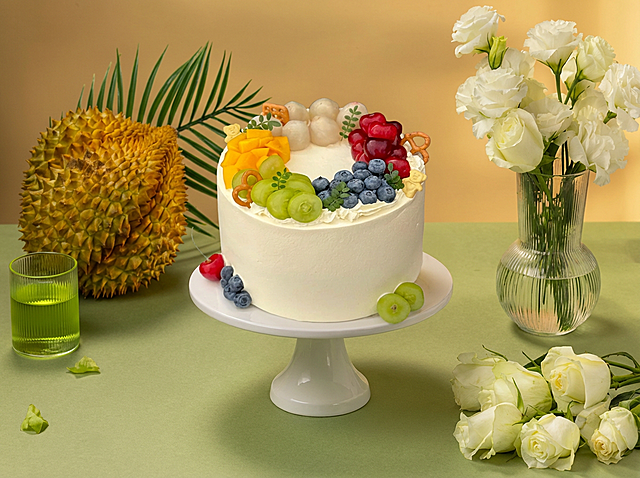 把图1的蛋糕放到图2的背景里，取代图2的蛋糕