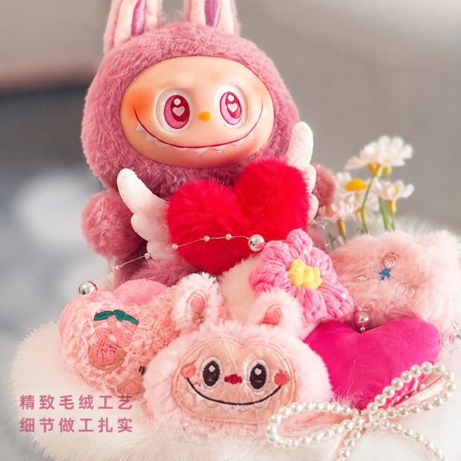 [主图-3]细节展示，放大labubu玩偶和花束工艺细节
[氛围风格]微距特写，突出精致做工
[画质]商业摄影质感、超高清细节、光线柔和通透、材质纹理清晰
[元素]放大展示labubu玩偶面部毛绒刺绣预览效果