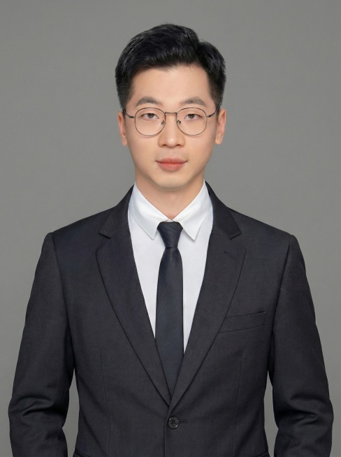 人物比例可以调整，显示腰部往上的半身像，肩膀两侧需要完整露出，保持五官跟服装不变预览效果