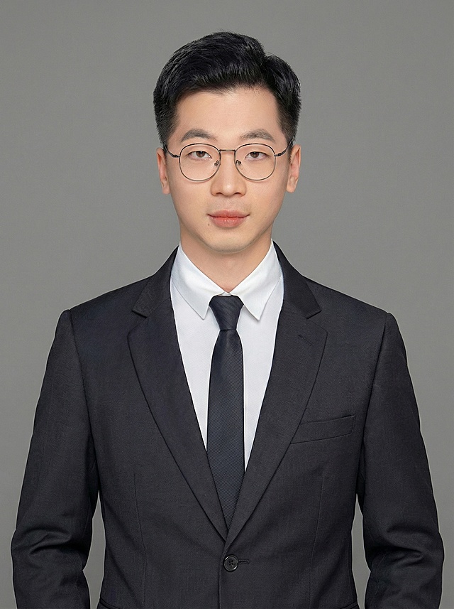 人物比例可以调整，显示腰部往上的半身像，肩膀两侧需要完整露出，保持五官跟服装不变