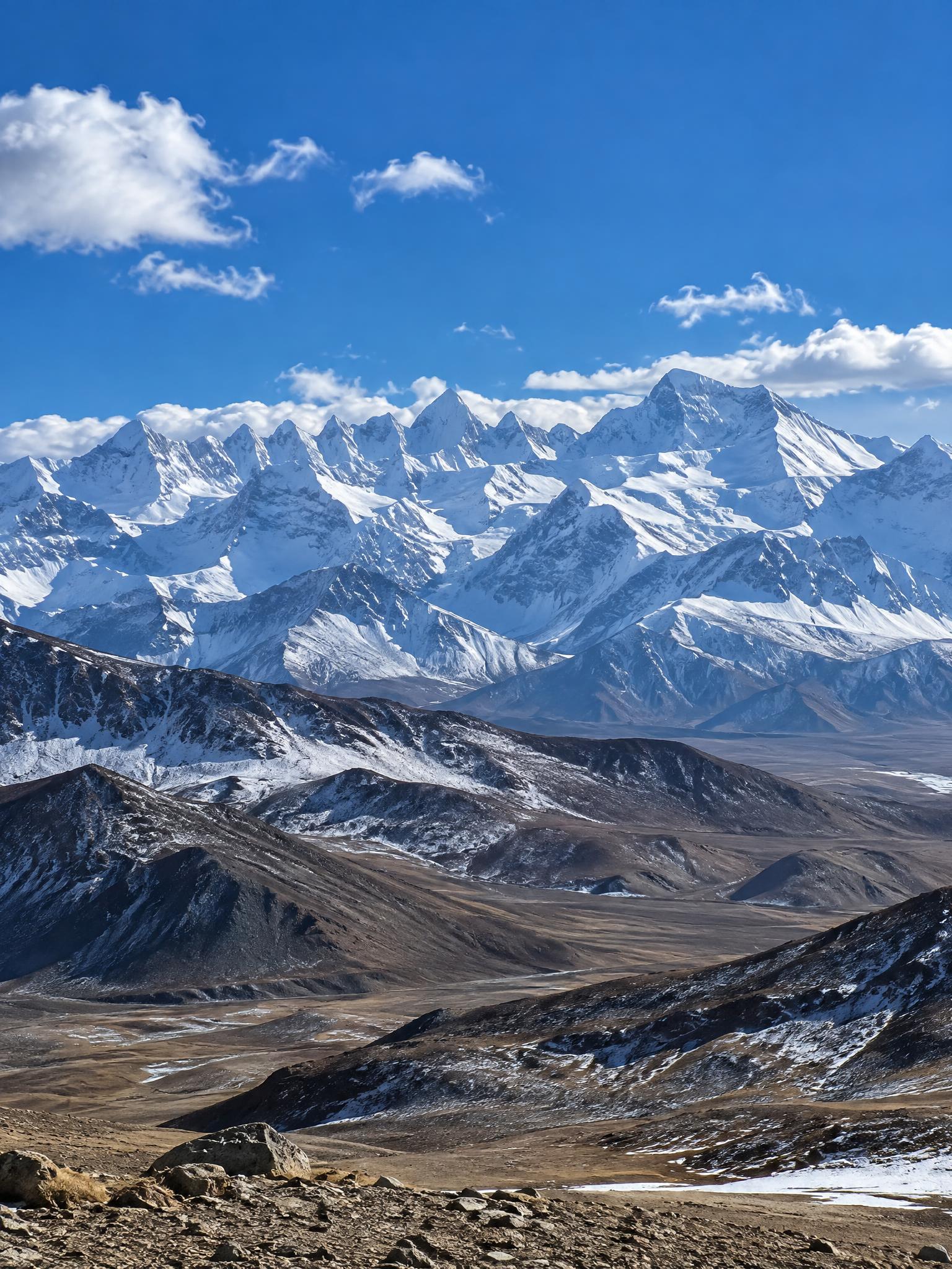 十八罗汉峰高清实拍风景图，公格尔九别雪峰群，连绵雪山群峰，巍峨… - 图片创意预览