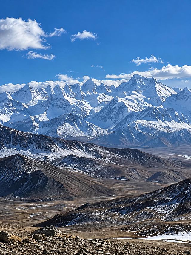 十八罗汉峰高清实拍风景图，公格尔九别雪峰群，连绵雪山群峰，巍峨雪峰，蓝天白云，高原风光，真实摄影质感，纪实质感，3:4竖版构图