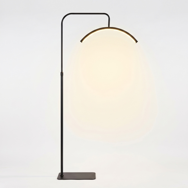 [Main Image 1] Half-moon curved LED floor lamp full body presentation. 
[Atmosphere Style] Minimalis预览效果