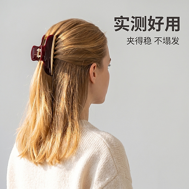 [主图 3] 欧美年轻女性模特试戴珍珠抓夹效果图。[氛围风格] 日常高级氛围感，时尚穿搭街拍风。[画质] 商业人像摄影质感，高清自然，皮肤通透，产品清晰真实。[元素] 金色中长发欧美女性模特侧身站立，后脑勺朝向镜头，展示抓夹夹在半扎发上的效果，模特穿着简约米白色针织毛衣，背景为浅灰色极简墙面。保持抓夹的外观、颜色、珍珠装饰细节和产品材质与输入参考图完全一致，珍珠点缀大抓夹夹在脑后位置自然，大小比例合理。[光影] 自然光侧光，人物发丝柔和透光，抓夹珍珠金属反光自然，整体光影干净通透，过度柔和高级。[配色] 浅灰背景搭配米白毛衣，突出深色或浅色系发夹，色彩干净温柔。[视角构图] 中景构图，从肩颈以上取景，重点突出后脑勺的抓夹，主体突出不裁切，产品占比约20%，人物自然。[文字版式] 右上负空间大字文案"实测好用"，小字"夹得稳 不塌发"，深灰色文字排版不遮挡产品和人物。[比例分辨率] 1:1比例，2k分辨率，超高清，文字清晰。[负向提示词] 变形，产品模糊，水印，文字错乱，背景杂乱，人脸怪异，抓夹变形变色。