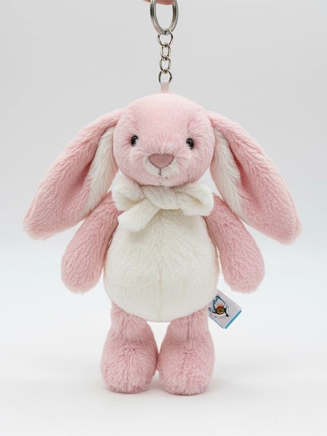 让玩偶的颜色变成鲜亮的浅粉色，毛绒变平顺，整体变新，商业拍摄氛围，纯色背景