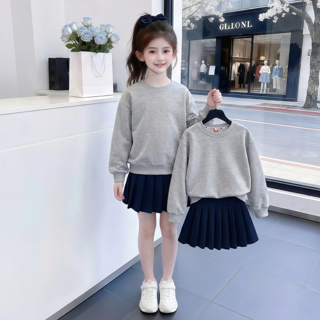 用图1衣服和短裙替换掉图2模特穿的衣服裤子和模特手中衣架上挂着的衣服，保留原场景光影，保持图2的人物的五官和发饰不变，姿势不变，鞋子变为白色运动球鞋，背景不变，图片宽高尺寸不变，保持图1衣服和短裙的颜预览效果