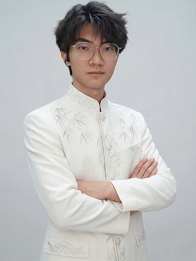 参考图二人物保留脸型、发型、年龄特征，更换为图一风格的白色刺绣中式中山装，保持双手抱胸姿势，专业男士形象照，32k画质超高分辨率细节清晰，极简干净纯色背景