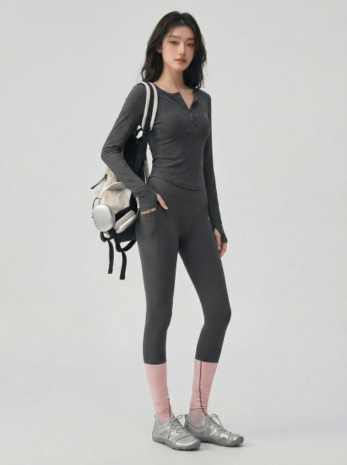 请帮我把第二张图的上衣穿到第一张图的模特身上，其他不变，生成两张图片，不同的动作，图片比例3:4，需要完整显示模特的脸。纯色背景浅灰色、整体风格简约时尚，光线明亮，画面质感细腻，呈现出时尚穿搭与生活气预览效果