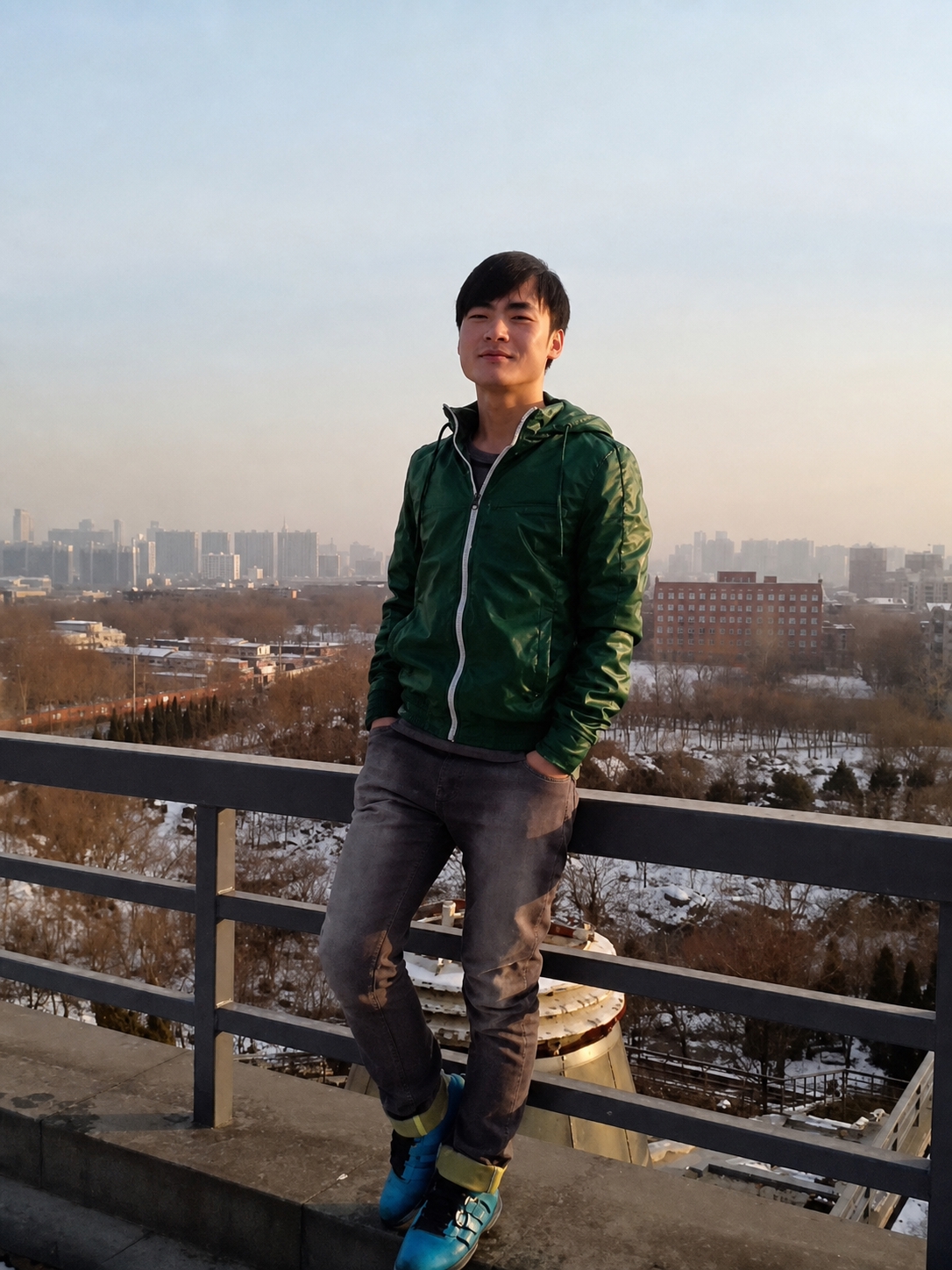 精确清晰还原这张校园天台老照片，清晰还原人物面部细节、服装纹理… - 图片创意预览