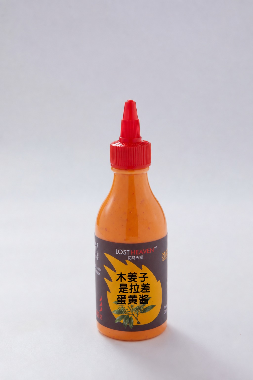 将瓶身标签黄色火焰区域内的白色文字'木姜子 是拉差 蛋黄酱'的… - 图片创意预览