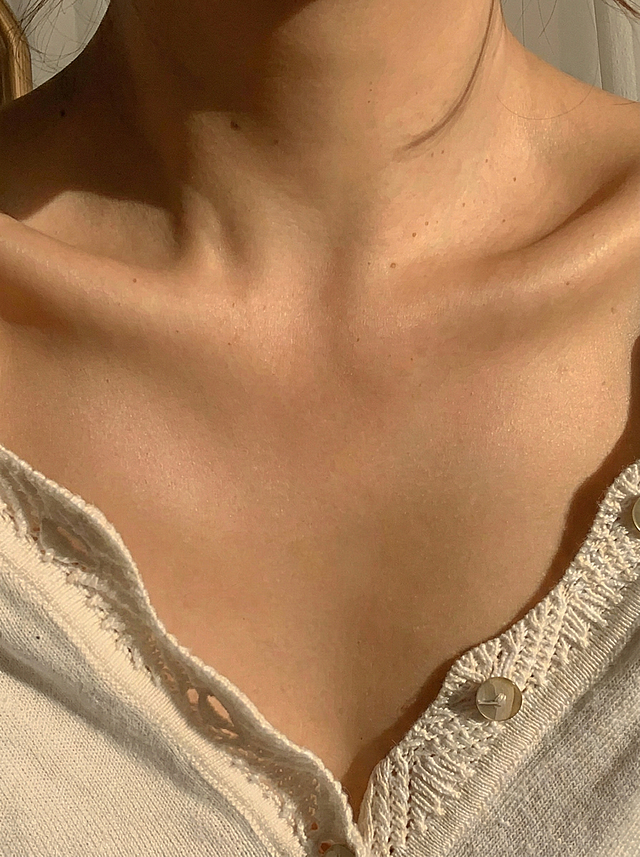 去掉图片中的所有项链，其他细节全部保留