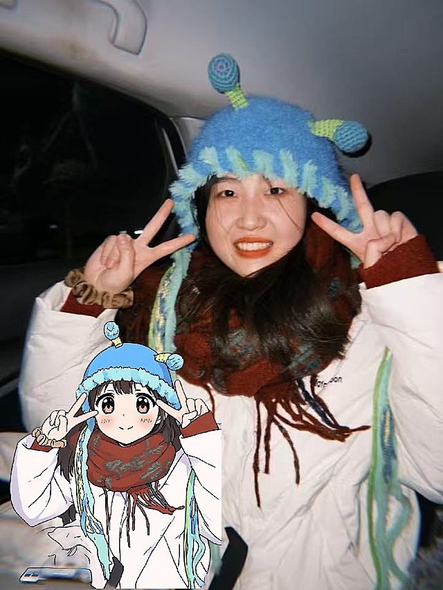 可爱卡通动漫风，毛毛虫帽子与红色围巾，传递新年氛围。