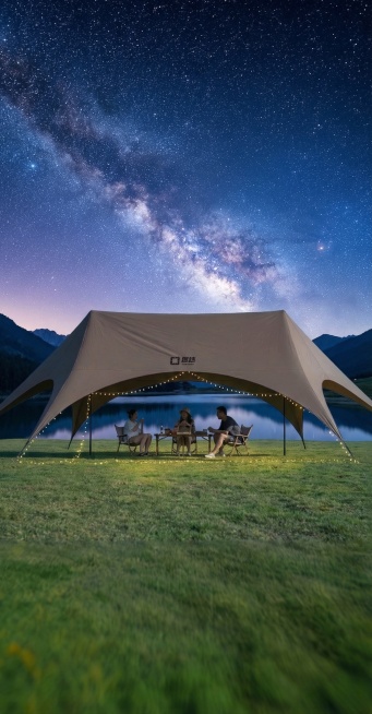 替换背景为高山湖畔星空露营场景：深邃夜空布满密集星点，清晰银河呈现梦幻蓝紫色渐变，几颗亮星点缀，天幕搭建在翠绿平整草坪上，前景有一圈细弱灯带，远处是连绵山脉轮廓，山脚下是平静湖泊，湖面反射微弱天光与星预览效果