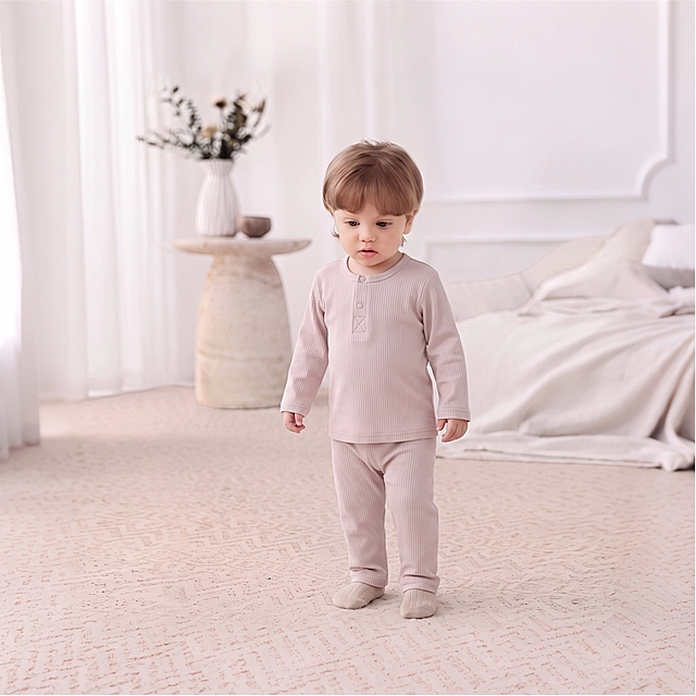 把图1模特的衣服替换成图2的衣服，保持图2衣服的颜色版型和面料质感，其他保持不变。