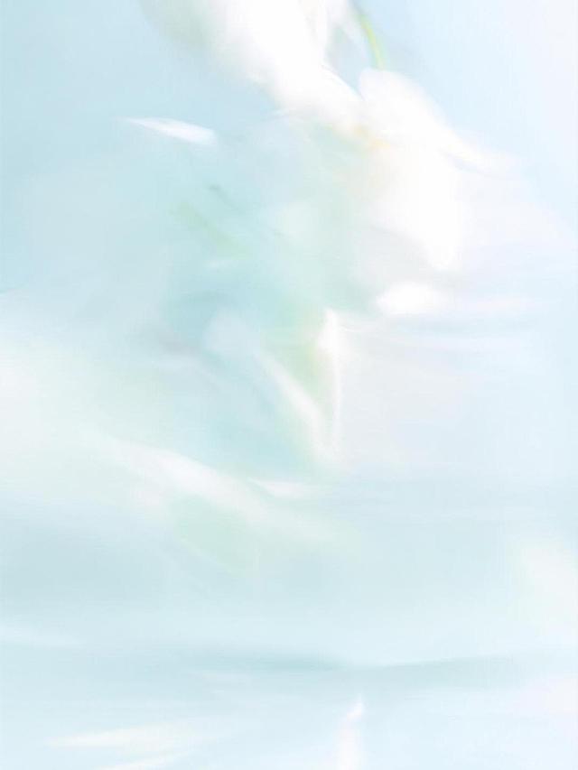 去除图片中的产品妆前乳和所有文字，保留原浅蓝色渐变背景，保持整体画面风格不变，填补去除后的区域