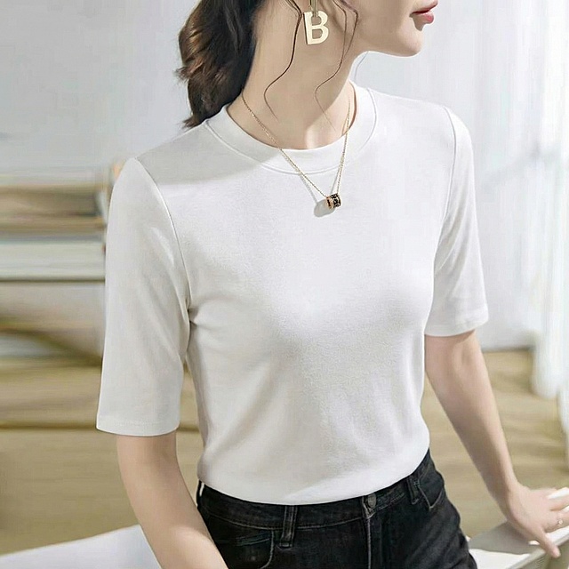 以图1模特姿势和场景为模板，将这件白色中袖圆领短袖套在模特身上，保持模特原姿势、原场景不变，比例1:1