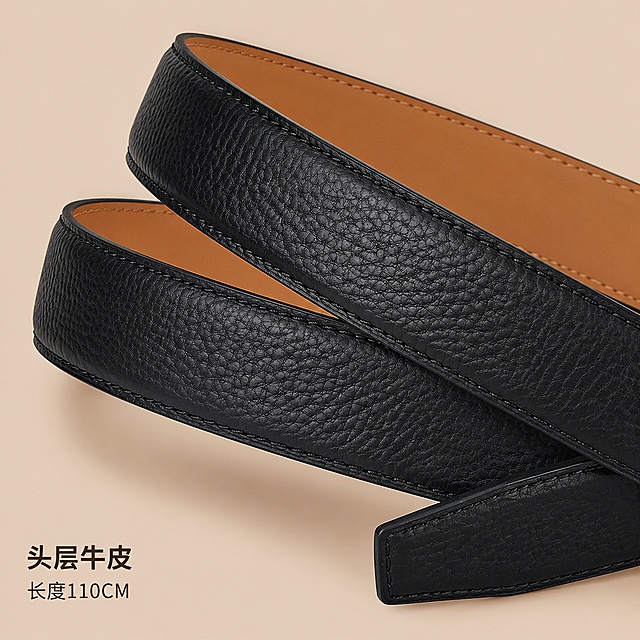 [主图-4] 皮革材质细节展示。
[氛围风格] 质感展现，自然高级。
[画质] 超高清商业摄影质感，纹理细节清晰。
[元素] 平铺展示皮带身部分，放大展示头层牛皮皮革纹理，带身走线清晰可见，内侧驼色皮革也同步展示，保持产品外观（即物理结构、材质质感、颜色）与输入产品图绝对一致，杜绝任何变形和色差，精细化处理。背景浅米色纯色，商品主体占比70%左右。
[光影] 柔和侧光突出皮革荔枝纹纹理的凹凸质感，走线细节清晰可见，整体光线均匀。
[配色] 黑色皮革+驼色内侧+浅米色背景，自然配色展现材质本真。
[视角构图] 45度俯视视角，带身斜向摆放，清晰展示皮质纹理和车线工艺。
[文字版式] 左下角标注"头层牛皮 长度110CM"，文字清晰不遮挡主体纹理。
[输出要求] 1:1比例，文字清晰可辨，超高清商业摄影质感，生成尺寸宽度2048像素，高度2048像素。
[负向提示词] 变形，文字错乱，产品图模糊，背景杂乱，水印，电商平台Logo，纹理模糊。