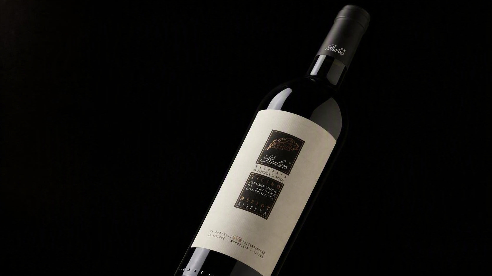 将图中的起泡酒瓶替换为第二张图中的Rubro红酒瓶，保持原图的… - 图片创意预览