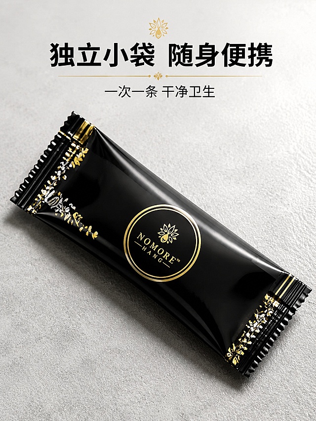 [第3屏] 独立包装特写-醒爵冲调饮品单包细节展示，本屏使用【图1】单条独立包装作为主体。
[氛围/风格] 细腻特写质感，商业产品摄影，突出包装工艺细节。
[元素布局] 单条独立包装斜放在画面中央，占比约70%，近距离特写展示包装烫金工艺和封口设计，包装结构、颜色、文字与输入产品图保持一致，背景添加浅灰色纹理底，四周留白呼吸感。
[光影质感] 侧光打亮包装边缘，烫金文字产生明显高光效果，包装纹理清晰可见，底部自然投影增加立体感。
[配色色系] 全局底色 #eeeeee；主色黑金包装；辅助色金色烫金点缀、浅灰背景。
[视角构图] 侧视特写，浅景深突出包装主体，主体清晰背景柔和。
[文字版式] 顶部主标题「独立小袋 随身便携」，副标题「一次一条 干净卫生」，保持黑金配色和黑体字体，文字置于顶部不遮挡包装主体。
[比例分辨率] 3:4 竖版比例，4K分辨率，文字清晰可辨，高清画质。
[负向提示词] 包装变形，文字错乱，颜色偏差，烫金效果丢失，水印，产品模糊