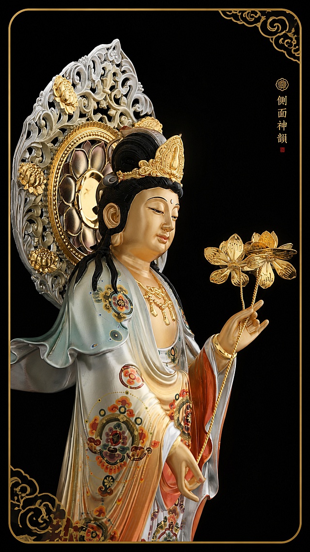 [第6屏] 右侧面细节特写-大势至菩萨右侧45°侧面。本屏使用【图5】作为产品主体，参考参考图第5屏细节框版式。
[氛围/风格] 新中式国风，深墨底+大金色圆角边框，侧面细节展示，雅致高级。
[元素布局] 画面中央一个大的金色圆角中式边框，边框内放置大势至菩萨右侧45°侧面上半身特写；展示侧面轮廓、宝冠侧面造型、手持金莲的角度、衣纹垂坠感；产品侧面轮廓、衣纹褶皱、珐琅彩纹饰位置、背光侧面造型与输入产品图完全一致；边框外右上角和左下角点缀金色祥云线条装饰。
[光影质感] 左前方主光，右侧形成自然阴影，突出衣纹立体感和褶皱层次，金色部分有金属光泽。
[配色色系] 全局底色 #1A1A1A 深墨黑；主色 #D4AF37 烫金色边框；辅助色产品本身珐琅彩色系。
[视角构图] 右侧45°侧面视角，产品居中偏左，右侧留白，占画面约65%。
[文字版式] 本屏以视觉展示为主；边框外右上角可有极小的金色「侧面神韵」标签，不遮挡主体。
[比例分辨率] 9:16竖版比例，4K分辨率，细节清晰锐利。
[负向提示词] 变形，水印，文字错乱，缺件错件，结构错误，颜色偏差，观音形象。