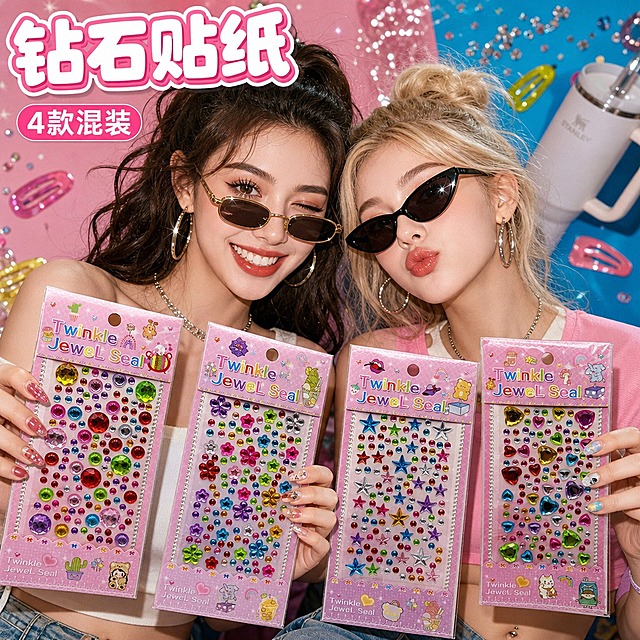 第2张 四款全款式集合主图｜美式甜辣ins抓拍
1:1正方形商品主图，美式甜辣ins风，高饱和亮调色彩，正面闪光灯直打，玫粉、奶白、宝蓝撞色背景，整体干净有网感，像闺蜜晒物抓拍。
画面主体为两位年轻少女亲密同框，美式辣妹妆容，墨镜、银色耳环、细项链、短上衣，甜酷自信。两人一人手拿两张不同款式的钻石贴纸包装，合计展示四款：圆形混钻款、花朵混钻款、星星混钻款、爱心大钻款。包装严格还原原图产品样式：粉色卡头、顶部挂孔、底部粉色蝴蝶结装饰、原有贴纸排布和印刷结构，四款包装正面朝向镜头且不互相遮挡。每颗钻石整体提亮通透，高清水晶爆闪质感，切面棱线清晰，亮白高光与细碎星芒明显；红、粉、蓝、黄、紫、绿各色钻保持原有色相但明度更高，鲜艳透亮，钻缝与钻边浅亮干净，无发黑、无灰调、无脏暗重边。人物手部、美甲、饰品与包装边缘自然接触，形成真实拿取感。背景可加入白色冰霸杯局部、彩色发夹、亮片碎屑，不抢产品主体。
画面左上角主标题为"钻石贴纸"，圆润甜酷气泡字，白字浅粉描边；下方小胶囊标签"4款混装"，玫红底白字。文字避开人物脸部和四款包装。