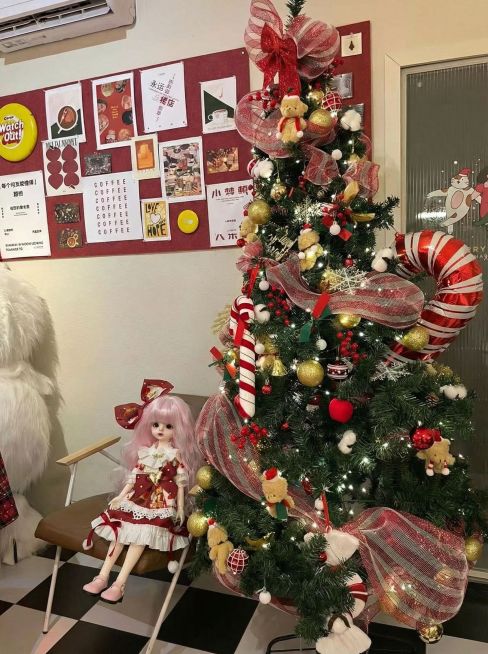 让娃娃坐在凳子那张图里，要求娃娃妆容衣服头发整体不能改变，生成高清图片预览效果