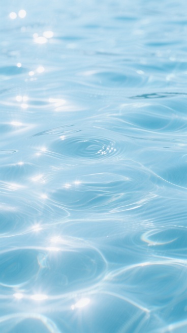 清澈见底的浅蓝色水面，阳光照射下波光粼粼，水面上荡漾着层层叠叠、柔和而富有动感的涟漪波纹，光线在水中折射出明亮的光斑和微妙的光影变化，整体呈现出宁静、清新、通透的氛围，具有高清晰度的摄影质感，色调以纯净的浅蓝色为主，光影自然柔和，水纹细节丰富且层次分明。预览效果