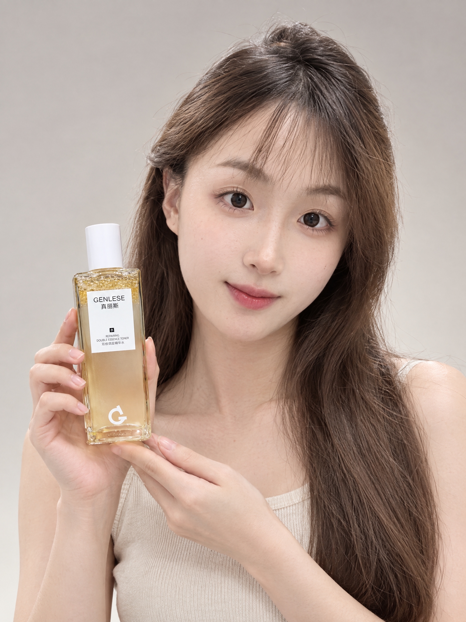 专业美妆产品棚拍，年轻东亚女性模特，面容与参考图中女孩完全一致… - 图片创意预览