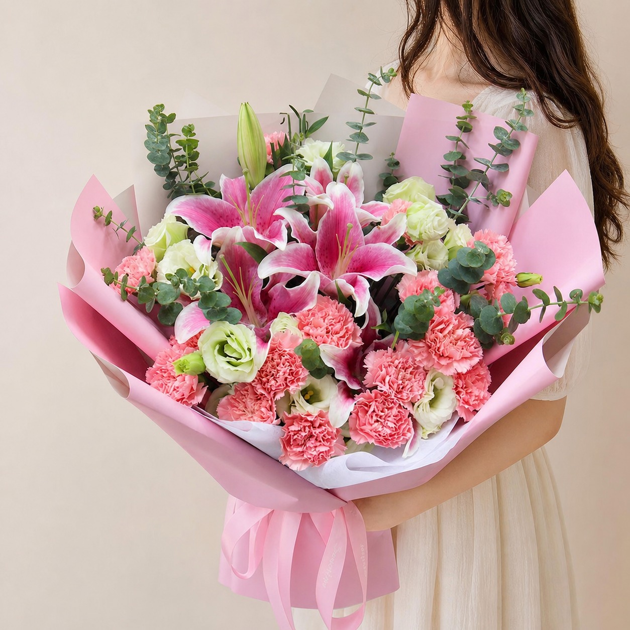 将图1中的花束（粉色百合、粉色康乃馨、白色洋桔梗、尤加利叶）和… - 图片创意预览