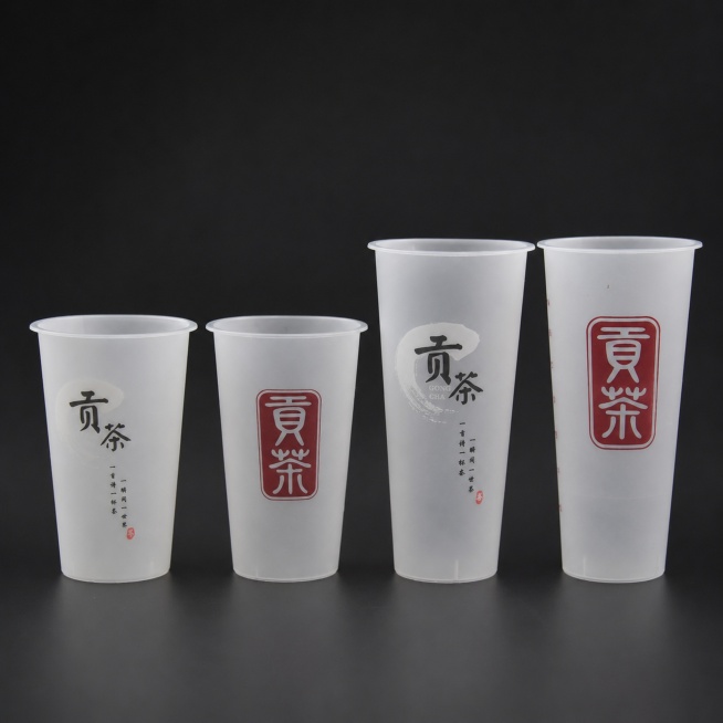 产品精修，将四个贡茶杯子放在深色纯色背景上，让杯子上的文字和图案更清晰，专业商业棚拍光，5500K标准中性白光，轮廓光，体积光，曝光正确，强烈真实立体感，接地处保留干净浅淡的自然接触阴影，严禁大片投影预览效果