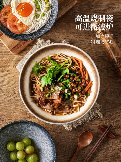 用图1的面食合理完整的替换图2中居中的面食，保留面碗不变保持配菜与餐具布局一致维持原图温馨氛围预览效果