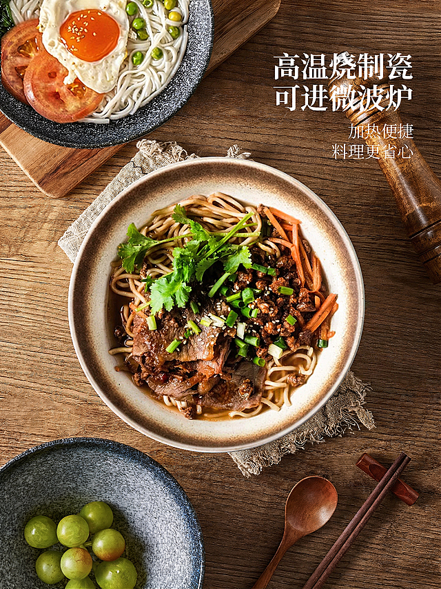 用图1的面食合理完整的替换图2中居中的面食，保留面碗不变保持配菜与餐具布局一致维持原图温馨氛围