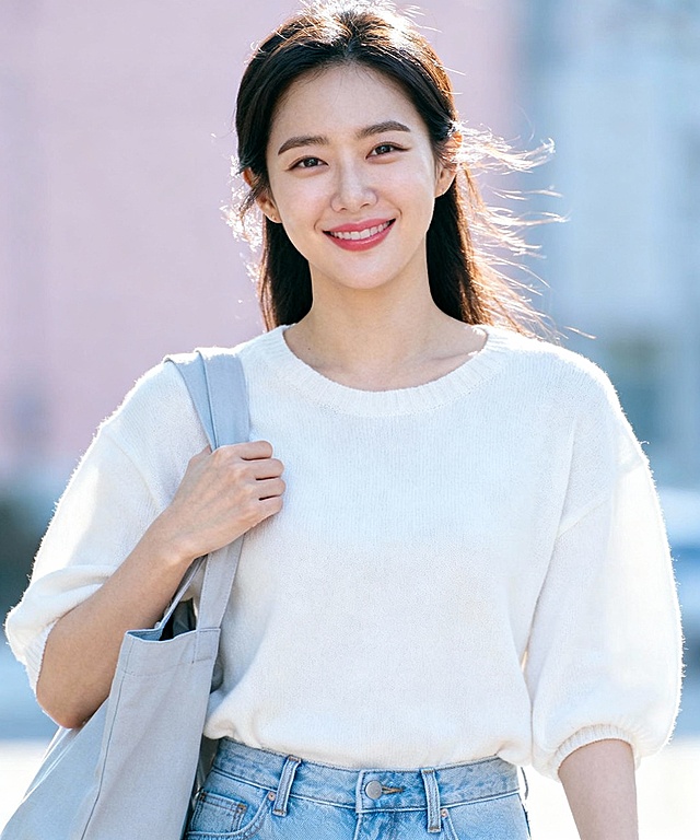 生成一个韩国20-35岁女性的微笑正脸半身照