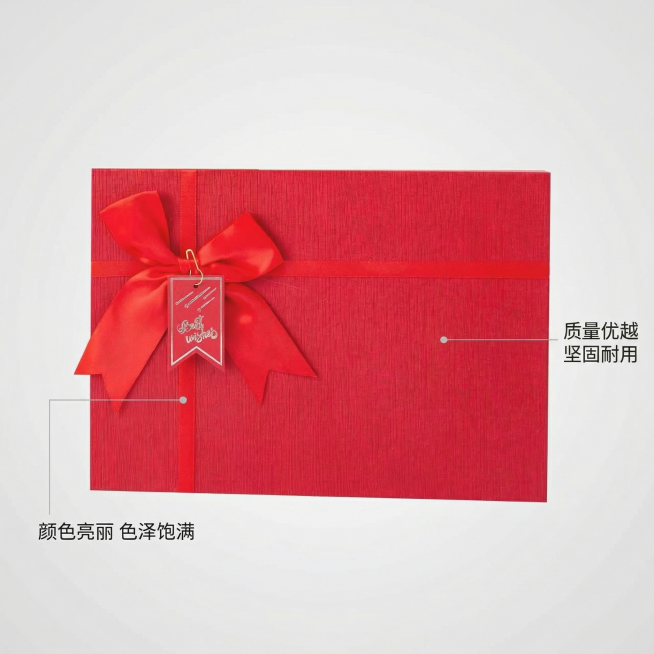 基于原图的红色丝带礼品盒，生成第二张拼多多主图，保持礼品盒外观和原图100%一致，风格直白高性价比，和整体套图光影统一。使用卖点导图构图，礼品盒居中，用纤细引线连接对应部位标注两个核心卖点，引线连接丝预览效果