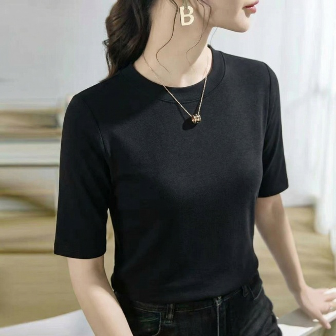 以图1模特姿势和场景为模板，将这件黑色中袖圆领短袖套在模特身上，保持模特原姿势、原场景不变，比例1:1预览效果