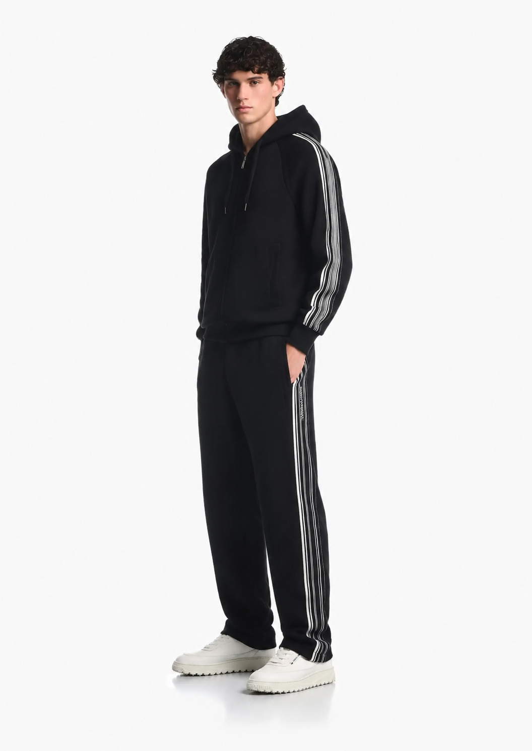 参考图中的同一位年轻男性模特，保持同款黑色侧边白条纹连帽拉链卫… - 图片创意预览
