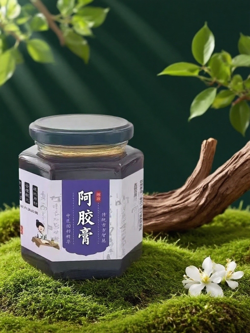 主体放置在覆盖苔藓的地面上，周围有枯木、绿叶、绽放的茉莉花，背景为深绿色，树影预览效果