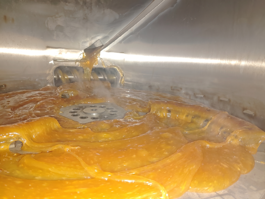 在这张塑料造粒机密实仓刀盘图中，添加熔融状态的塑料，让塑料堵住刀盘，保留原有设备结构，熔融塑料呈现半透明粘稠的高温状态，真实工业场景效果预览效果