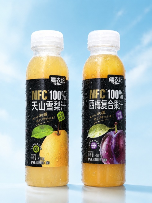 移除所有冰块，将背景替换为干净明亮的浅蓝天背景，空气中弥漫轻薄水汽薄雾，保留两瓶果汁产品完整信息，保留瓶身冷凝水珠效果，整体清爽夏日，清透冷调自然光，主光从前方照亮瓶身。两瓶产品平行摆放，留有合理物理预览效果