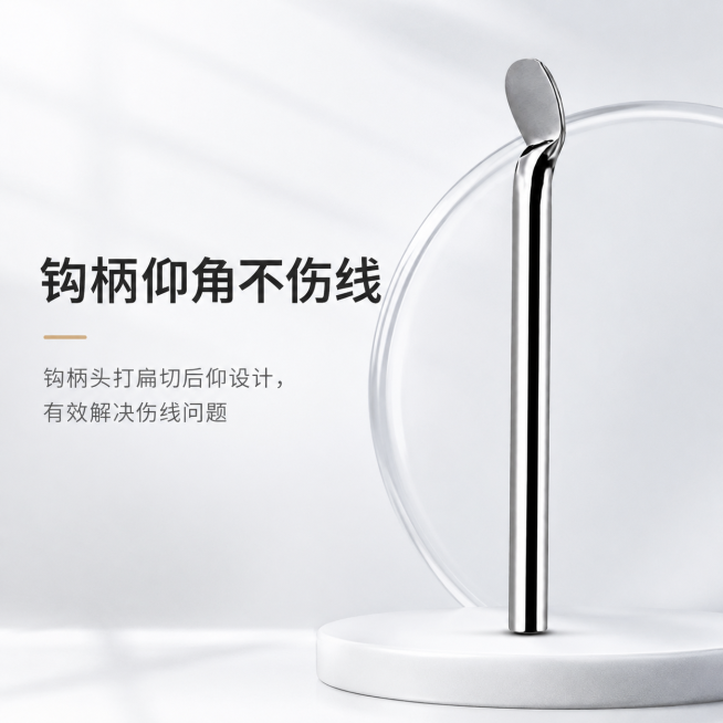 保持原有鱼钩钩柄主体图不变，设计简约高级风格的电商产品详情图，背景为浅色电商风格背景，高级有质感，添加主标题"钩柄仰角不伤线"，添加副标题"钩柄头打扁切后仰设计，有效解决伤线问题"，排版参考提供的示例预览效果