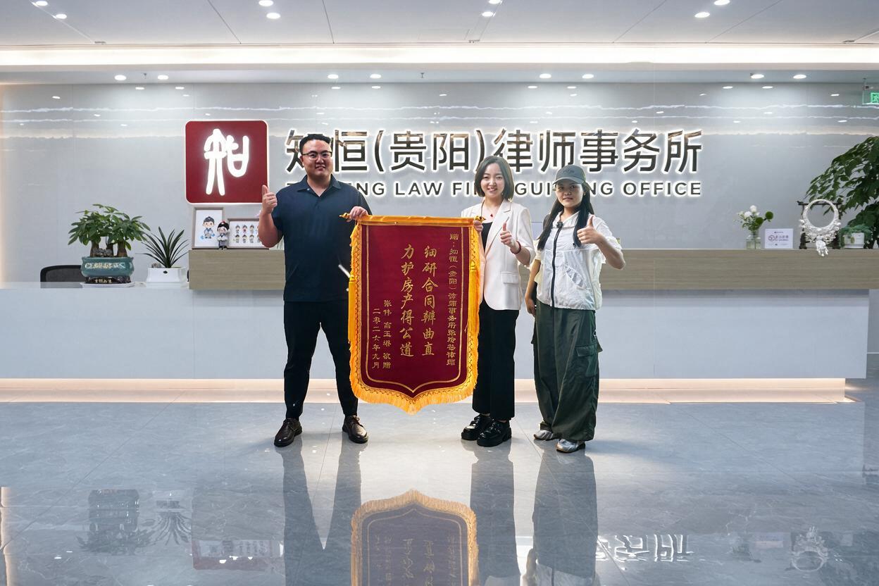 将这张三人手持锦旗的合照处理得自然真实，消除P图痕迹。优化人物… - 图片创意预览
