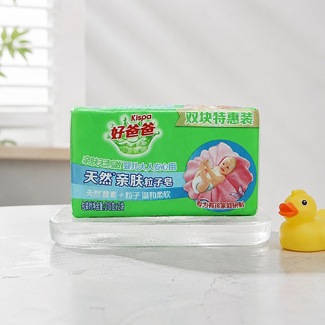 超写实电商产品摄影。
主体：好爸爸天然亲肤粒子皂严格参照上传产品图，完整保留所有可见组件、部件、轮廓、结构、比例、材质、颜色与产品本体上的文字信息（logo / 型号 / 规格 / 参数等），与上传图完全一致；产品作为唯一主体自然融入场景光影，与场景共处同一物理空间，清除产品本体之外多余背景信息。液体泡沫绝不能遮挡核心Logo和主体包装，背景无多余洗护瓶罐。
构图：居中构图，微侧10°平视，产品完整展示，为第一视觉焦点
风格：北欧简约温馨
场景：干净极简浴室，阳光纯净氛围感
空间承载：①微水泥白色台面上，一只磨砂玻璃方形皂碟，透明磨砂；②皂碟旁，放一只淡黄色卡通橡皮鸭，软胶材质
动态元素：玻璃皂碟带有清澈水珠，清新干净
配色/材质：薄荷绿 / 纯白色 / 淡黄色 / 透明；微水泥 / 磨砂玻璃 / 软胶
光影：治愈低对比漫射光，主光从正面照射，整体明亮干净，阴影柔和
严格锁定宽高比为 1:1。
4K 写实高清