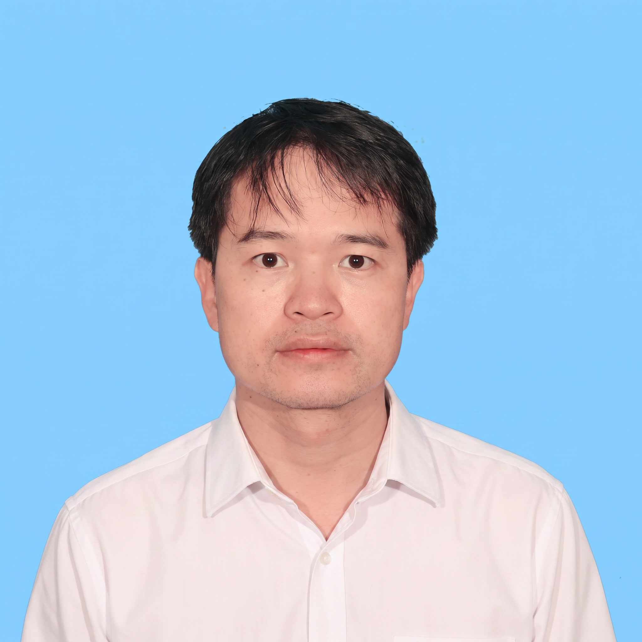 保留人物的面部特征、发型、年龄和头部姿态不变，将身上的条纹Po… - 图片创意预览