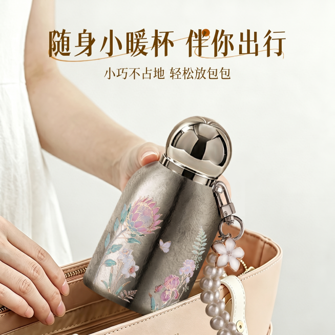 [主图 4] 纯钛口袋保温杯小巧便携场景展示。氛围风格：清新雅致治愈风，日常出行氛围感。画质：商业摄影质感，光线柔和通透，产品清晰真实，画面干净高级。元素：展示纯钛口袋保温杯轻松放入女士手提包中的场景预览效果