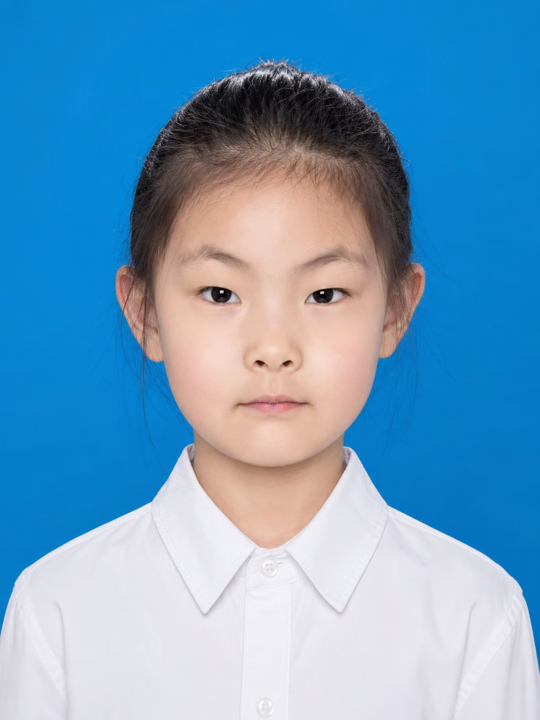 根据参考图中7岁一年级小女孩的面部特征，生成一张真实自然的小学… - 图片创意预览