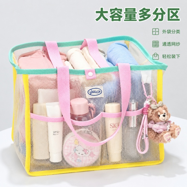 [主图-2] 收纳手提包大容量分区结构展示
[氛围风格] 整洁有序，真实实用展示
[画质] 商业摄影质感、光线柔和通透、产品清晰真实、画面干净高级
[元素] 打开的网纱收纳手提包，内部装满健身换洗衣物预览效果