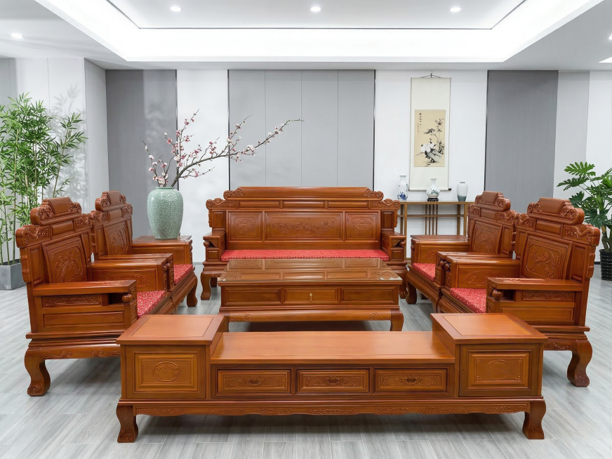 将这组古典实木沙发放置在新中式中式客厅场景中，保持实木沙发主体物理结构不变，保留所有雕刻细节和木质纹理，使用全屋漫射柔光，低对比度，整体明亮干净通透，新中式风格样板间，环境精致整洁极简，搭配中式花瓶和预览效果