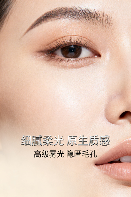 妆效特写杂志风，不展示完整产品，仅展示粉饼上脸后的细腻柔光妆效特写，画面为高清肌肤纹理，呈现细腻柔光妆效Fine soft light finish，主标题「细腻柔光 原生质感」，副标题「高级雾光 隐预览效果
