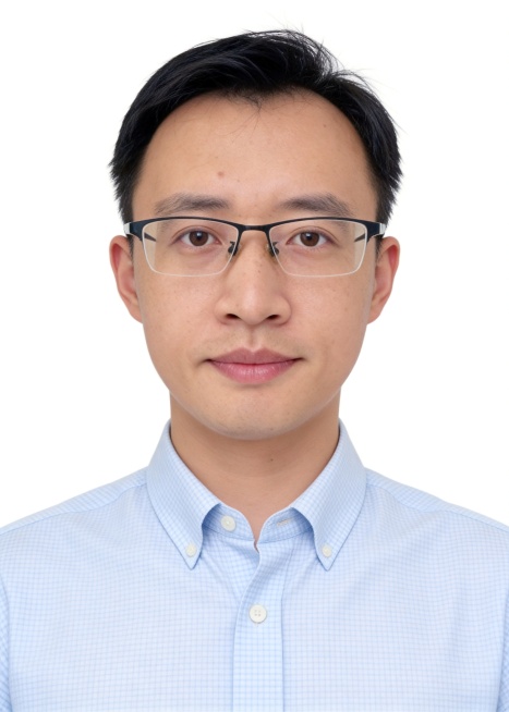 保留第一张图中人物发型､脸型､年龄特征生成标准样式纯正面证件照;人物主体严格居中,头部大小与位置严格对齐第二张图,双肩水平平衡,面部中轴线对齐画面中心,正视前方;标准证件照构图,人物绝对居中;头顶上方预览效果